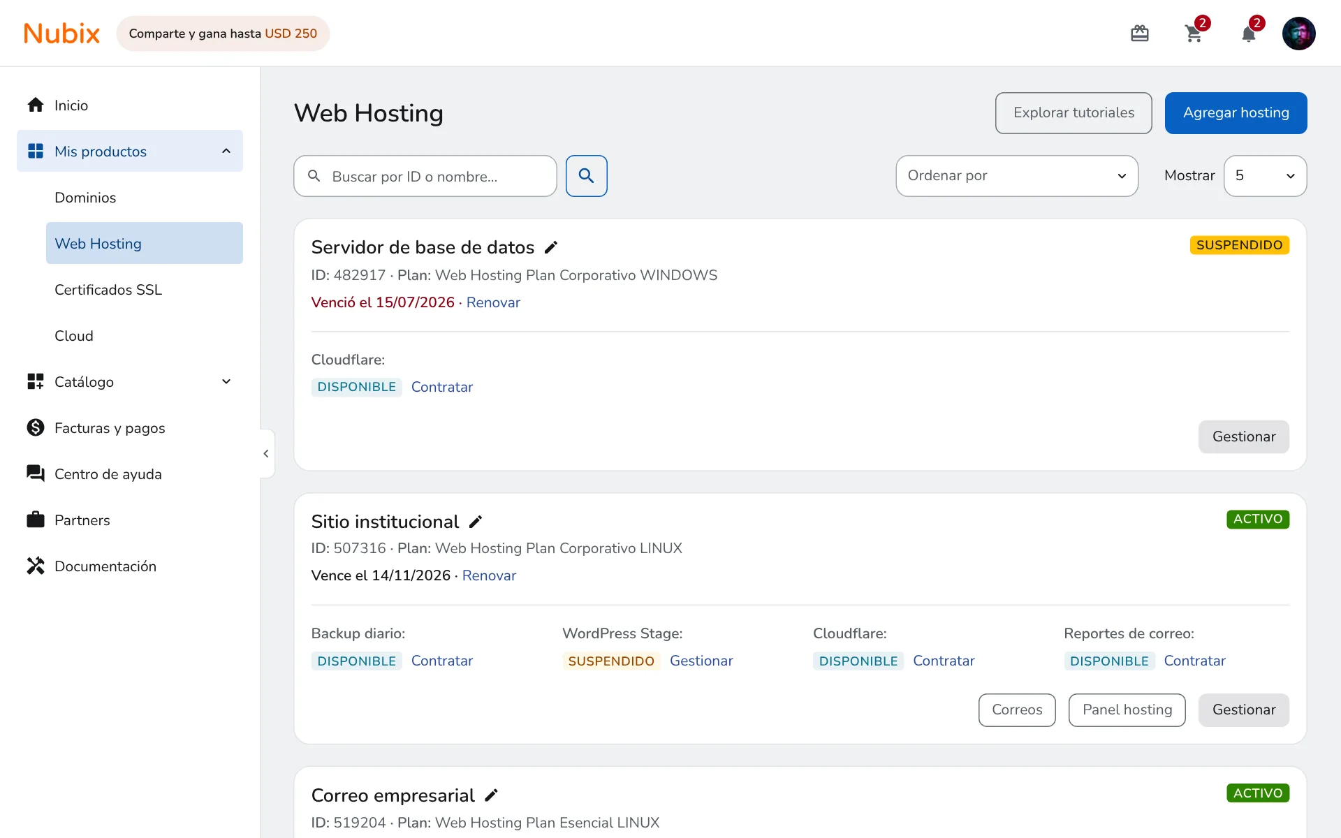 Listado de Web Hosting en desktop: buscador, orden y cantidad por página visibles arriba y una tarjeta por servicio con su estado