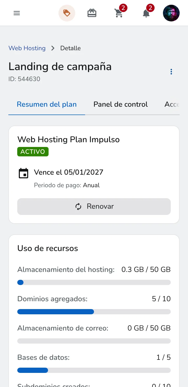 Detalle de un servicio de Web Hosting en mobile: plan, estado y botón Renovar a ancho completo, y uso de recursos